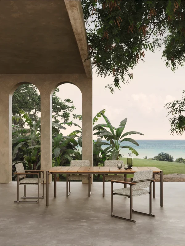 Πολυθρόνα εξωτερικού χώρου Tulum της Vondom με σκελετό αλουμινίου, μπράτσα teak και μαξιλάρια