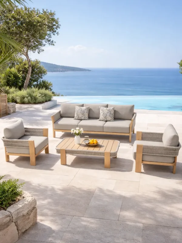 Σετ εξωτερικού σαλονιού με τριθέσιο καναπέ, δύο πολυθρόνες και χαμηλό τραπεζάκι, σε φυσικό ξύλο με πλεκτές λεπτομέρειες και ουδέτερα μαξιλάρια.