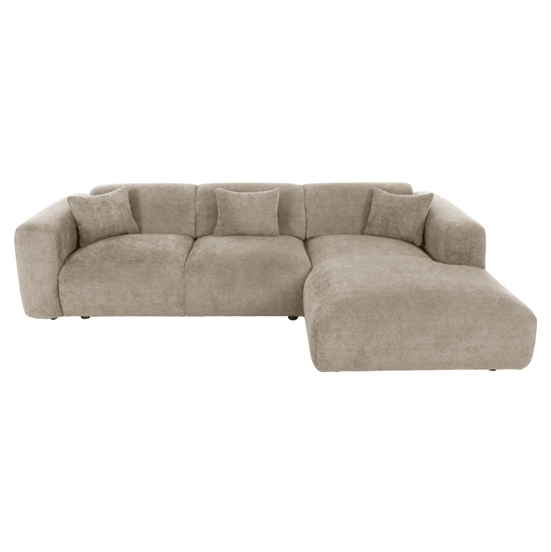 Μπεζ γωνιακός καναπές σε μοντέρνο καθιστικό με minimal διακόσμηση, ξύλινα στοιχεία, στρογγυλό τραπεζάκι και ζεστό φωτισμό