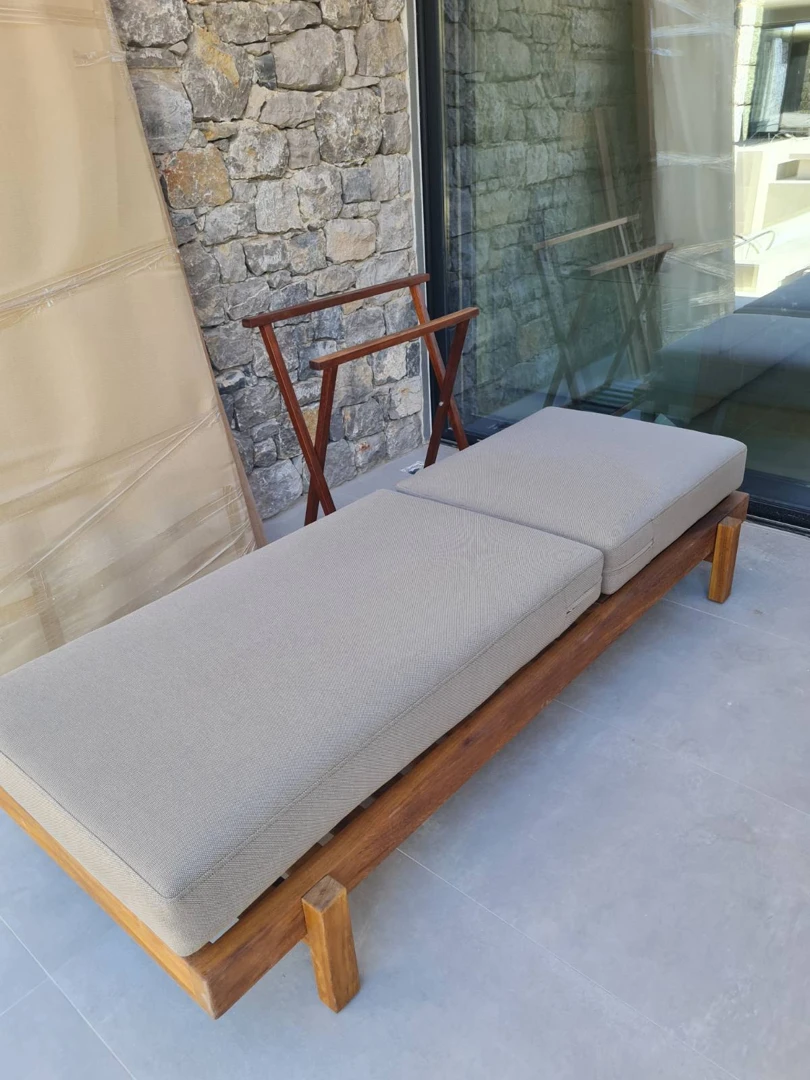 Ξαπλώστρα εξωτερικού χώρου από μασίφ ξύλο με μπεζ μαξιλάρι σε μοντέρνο σχεδιασμό