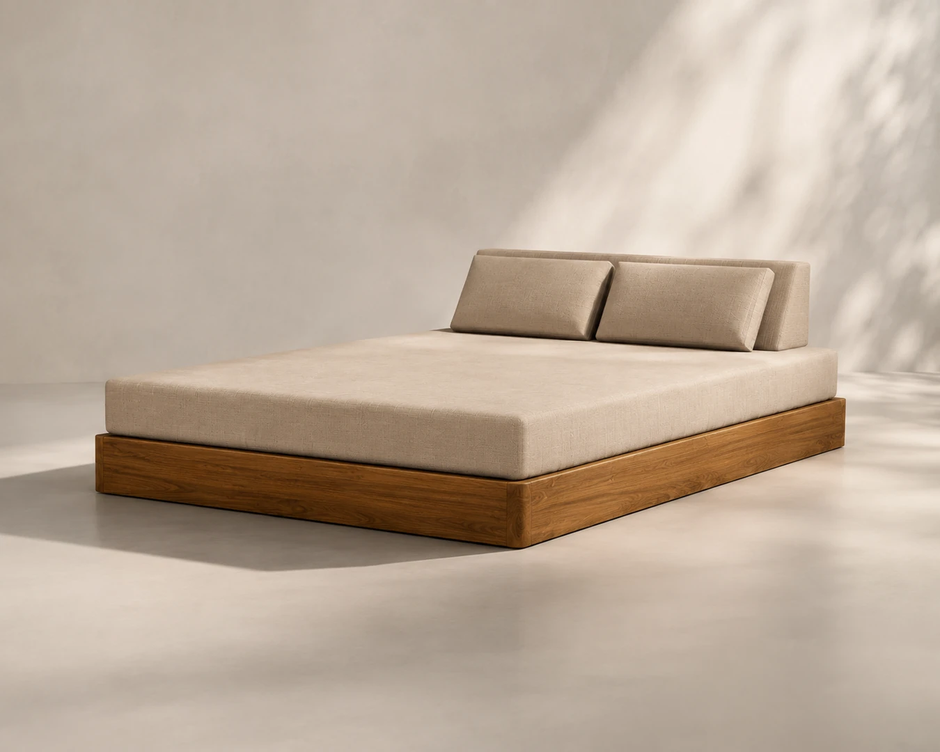 Milos Double Daybed Milos Double Daybed από μασίφ ξύλο Iroko με διπλό μπεζ μαξιλάρι και δύο μαξιλάρια πλάτης, ιδανικό για πισίνα και εξωτερικούς χώρους.